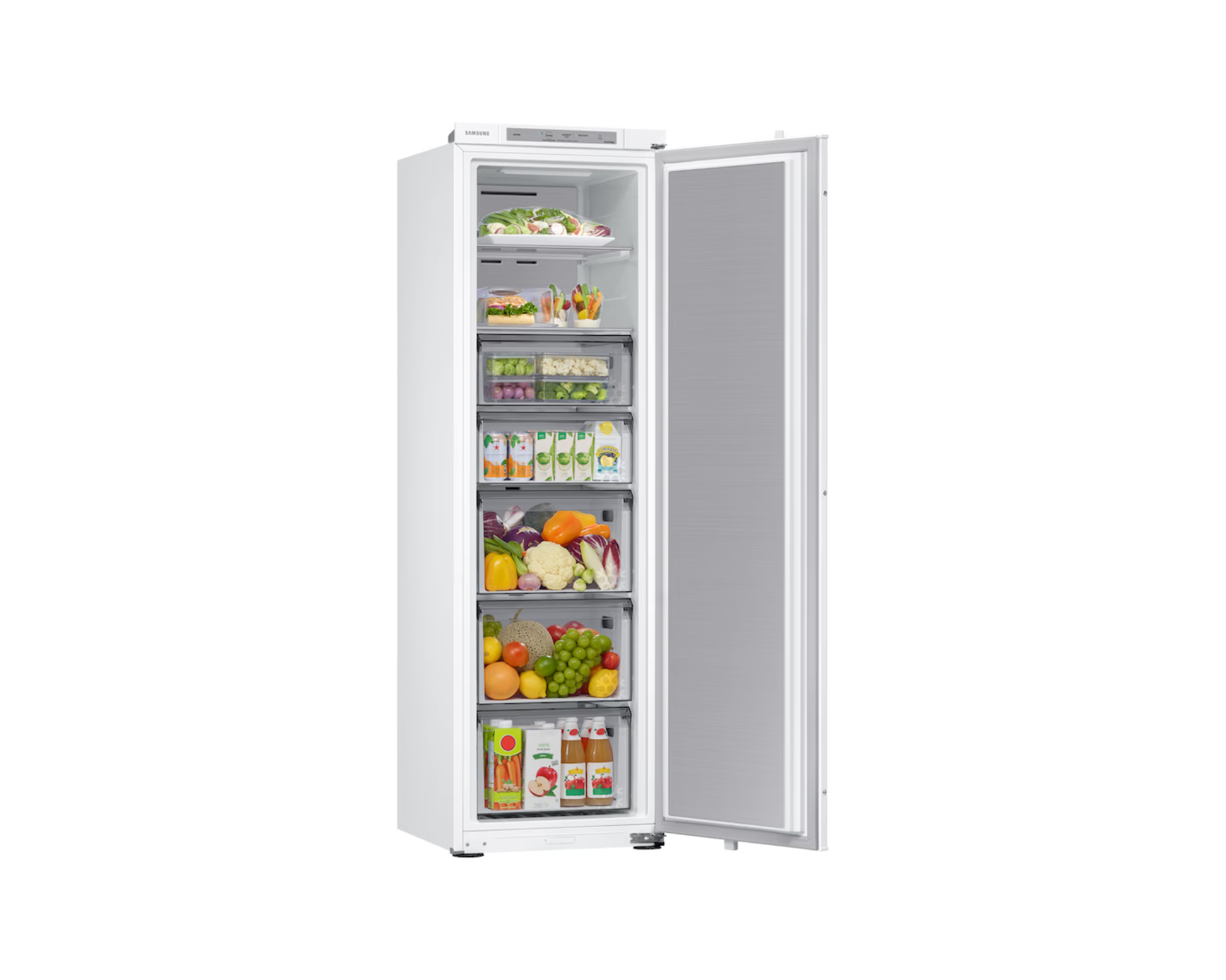 Refrigerador blanco abierto con comida. Estantes superiores con verduras, inferiores con frutas.