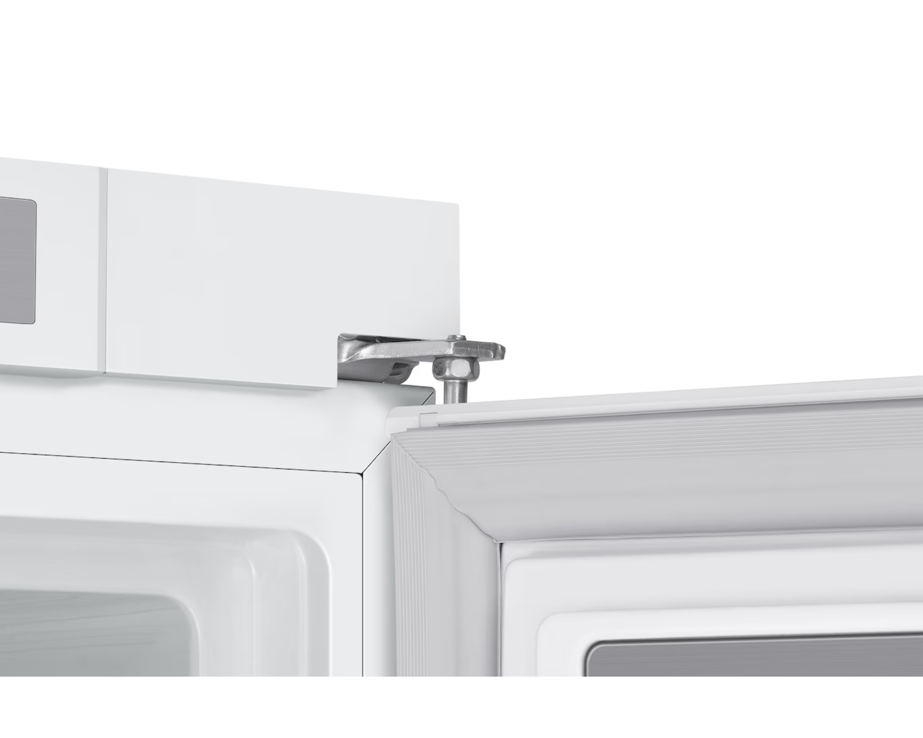 Refrigerador blanco con bisagra metálica y sello de goma.