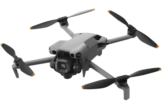 Szara dron DJI Mini 3 Pro z kamerą i śmigłami.