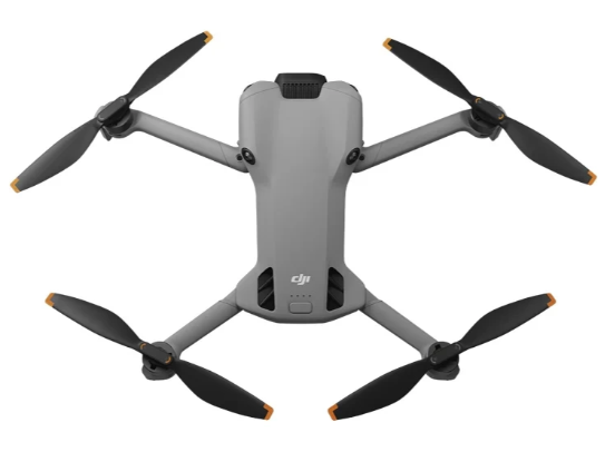 Szara dron quadrokopter DJI Mini 3 Pro z czarnymi śmigłami i pomarańczowymi końcówkami.