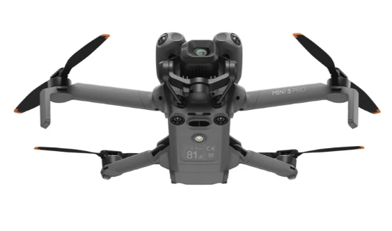 Szara dron DJI Mini 5 Pro z kamerami i śmigłami, białe tło.