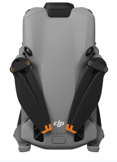 Szara obudowa drona DJI Mini 3 Pro ze złożonymi czarnymi śmigłami.