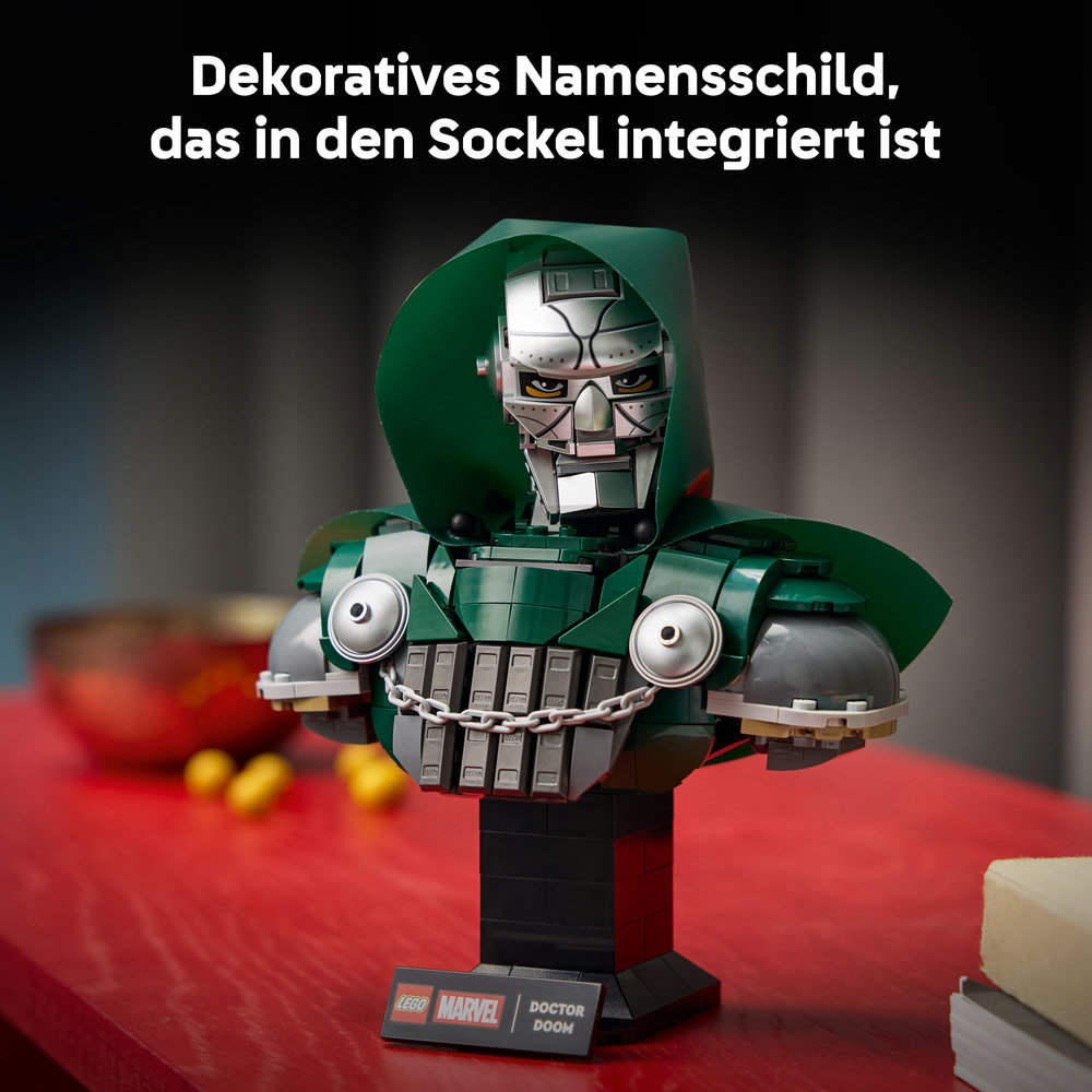 Ein Lego-Bausatz von Doctor Doom im grünen Umhang mit silbernem Helm.