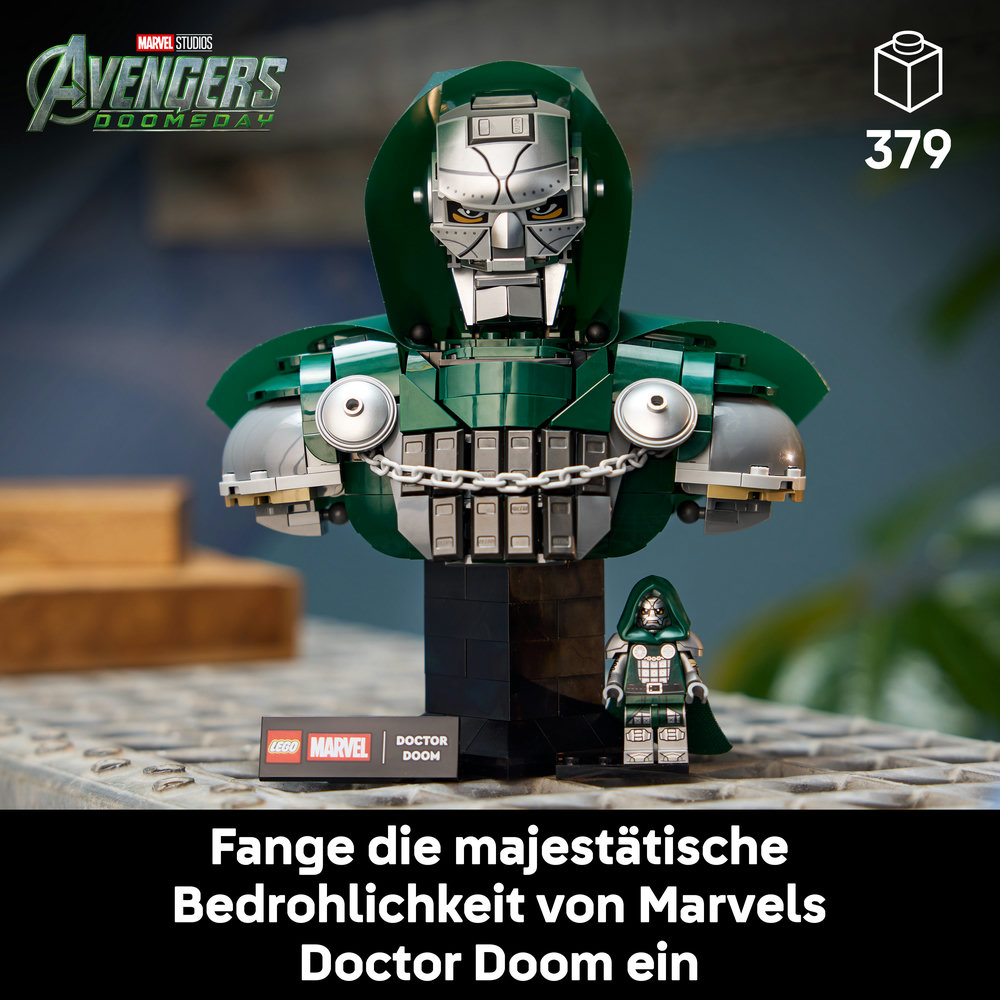 LEGO Doctor Doom Büste mit Mini-Figur vor Avengers: Doomsday Logo.