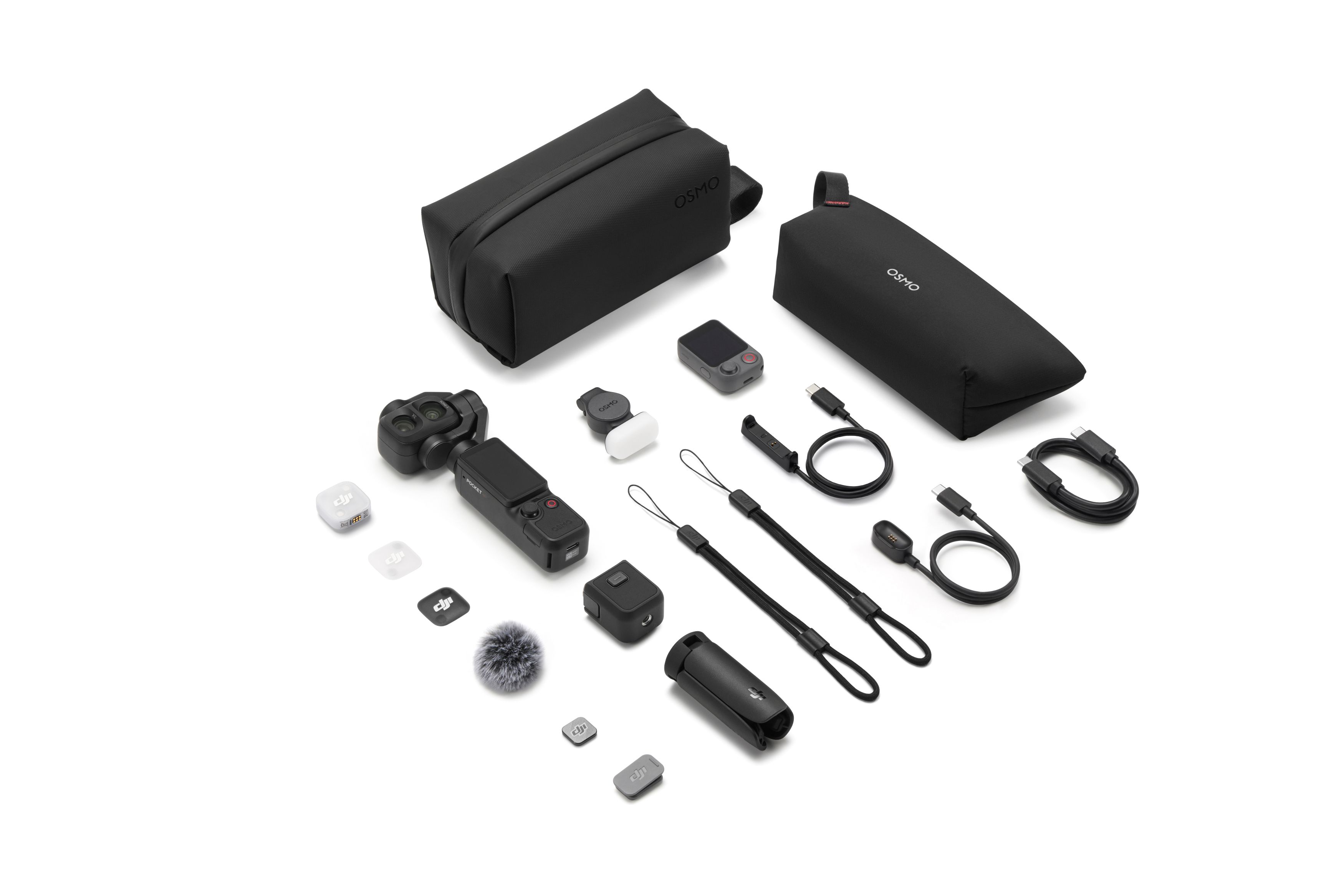 Schwarze Osmo-Taschen, Kamera, Zubehör und Kabel auf weißem Hintergrund.