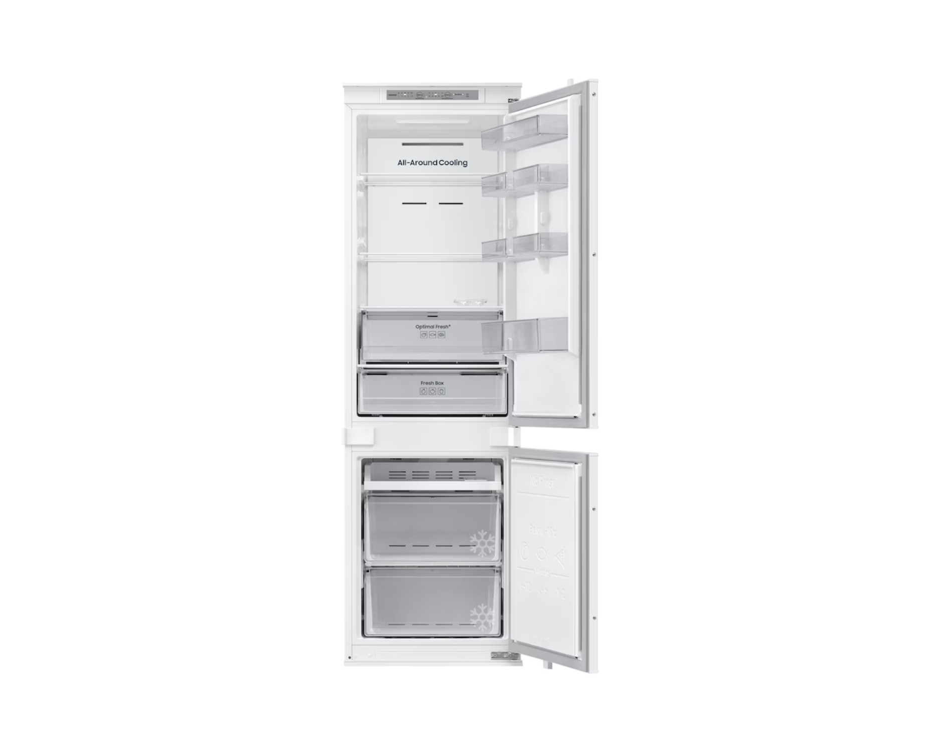 Un refrigerador blanco con puerta abierta que muestra estantes y cajones.
