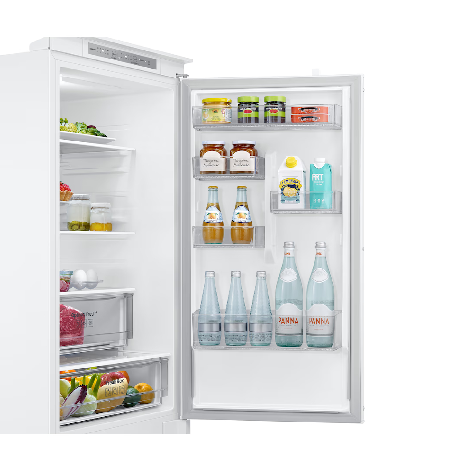 Refrigerador blanco abierto lleno de comida. Se ven frascos, botellas, cartones, productos y carne.