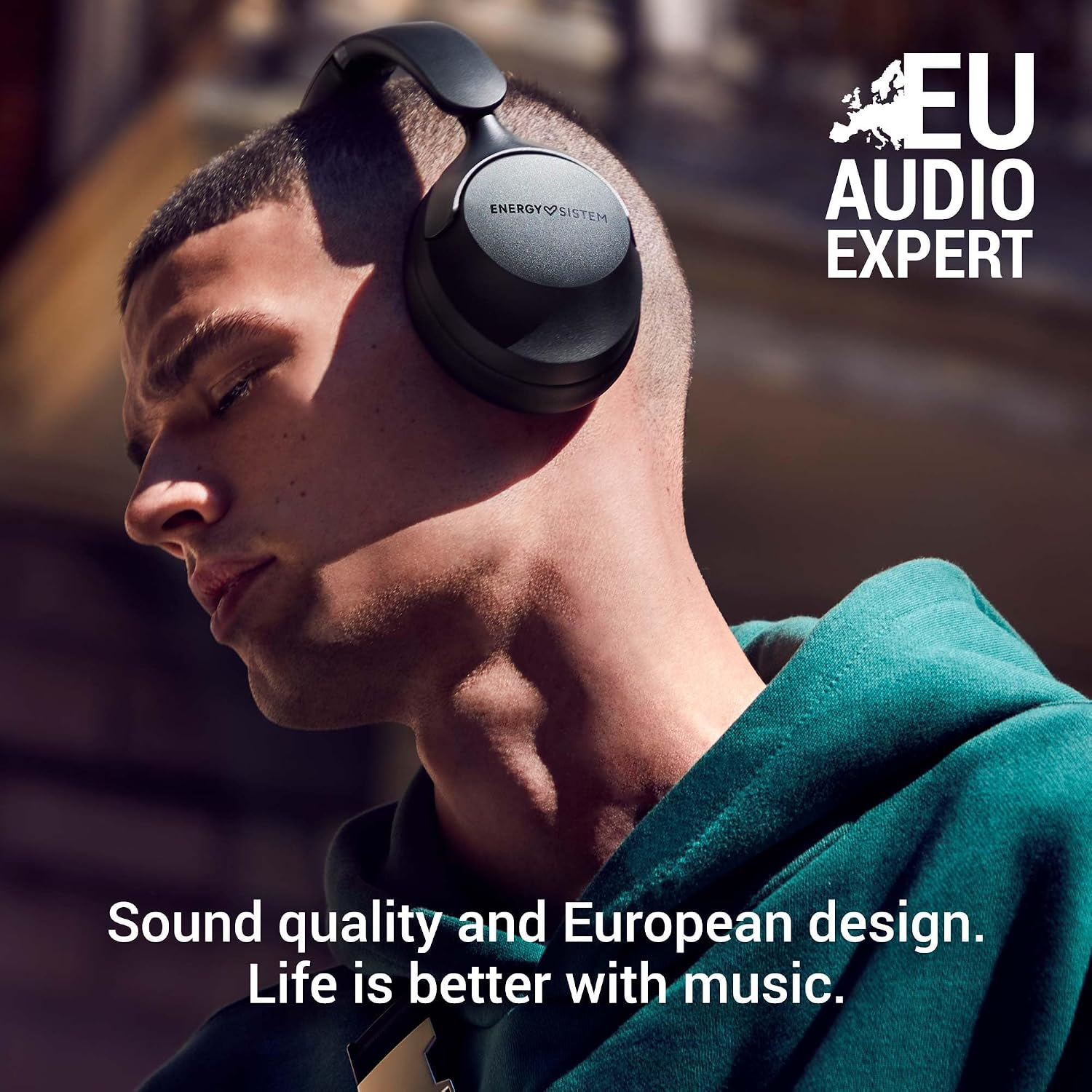 Fejhallgatót viselő férfi, "EU AUDIO EXPERT" és "Sound quality and European design."