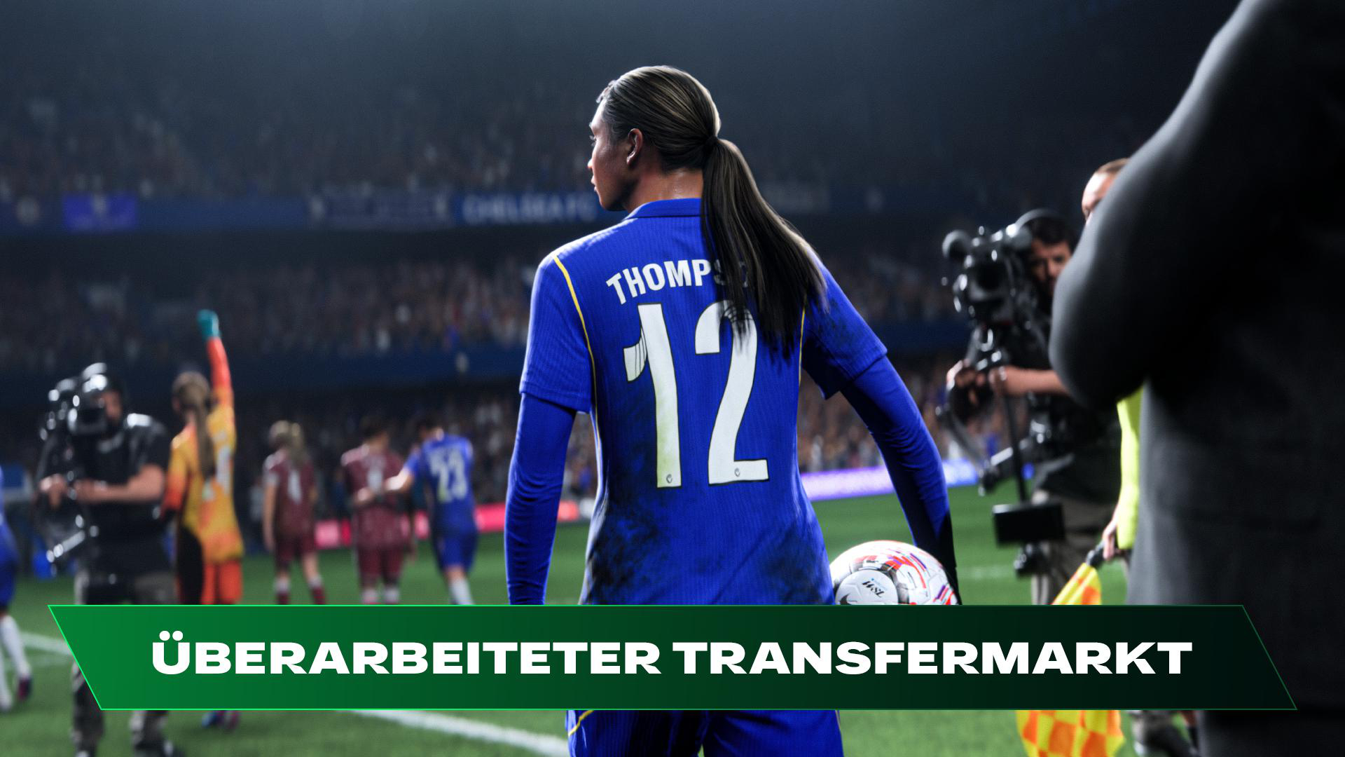 Fußballspielerin in blauer Uniform mit Nummer 12, Kameramann im Hintergrund.