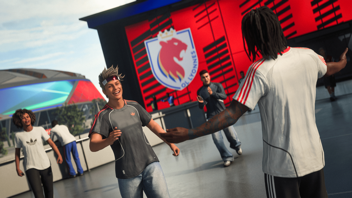 Menschen auf einem Platz vor einem Stadion mit einem großen OL Lyon-Logo.