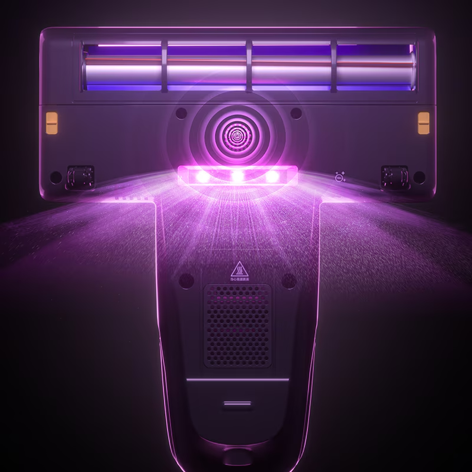 Testina aspirapolvere con luce UV viola e nebbia su sfondo nero.