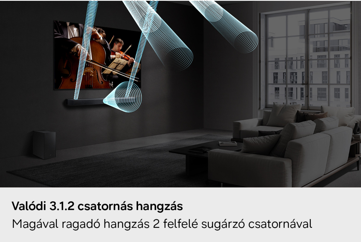 Fekete hangprojektor TV előtt, hegedűsökkel. Hanghullámok láthatók.