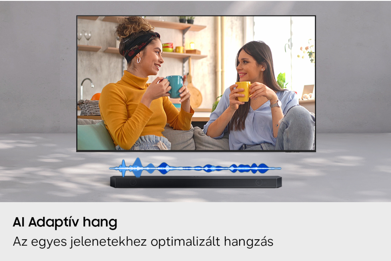 Két nő kávézik egy TV előtt hangfallal.