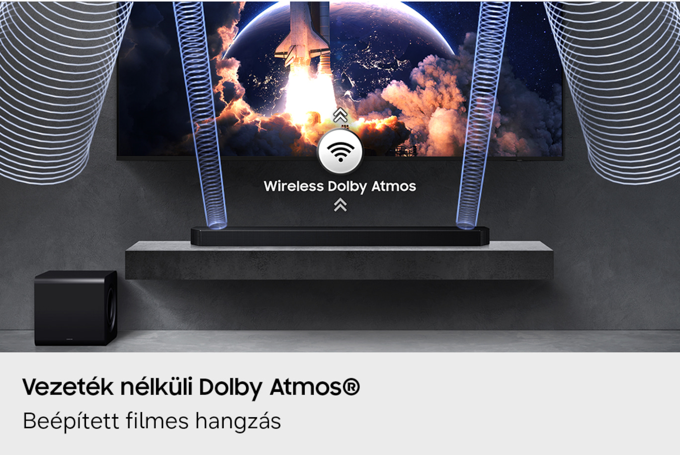 Soundbar mélynyomóval TV előtt, rakétakilövés jelenettel.