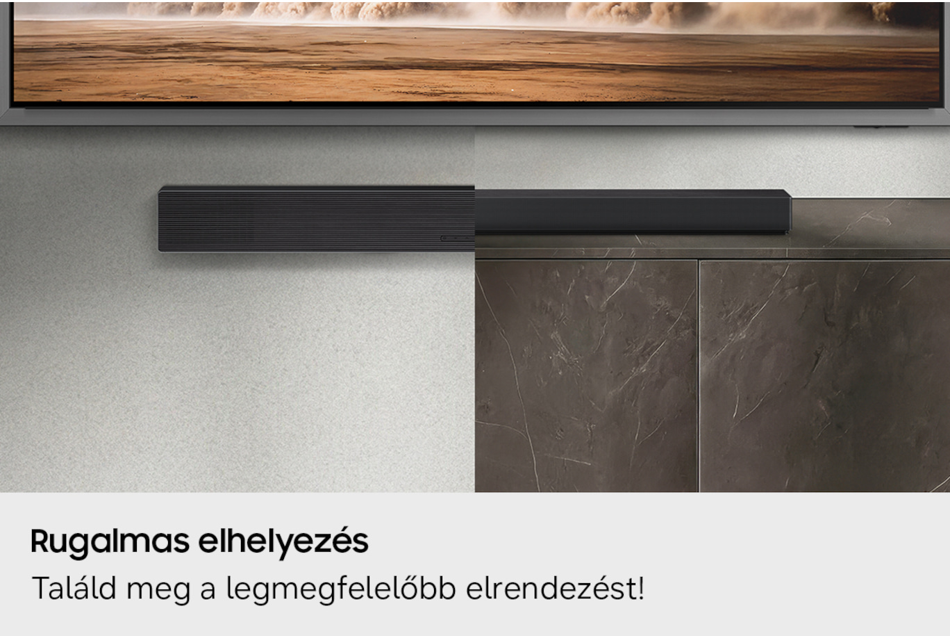 Fekete hangprojektor TV és sötét szekrény előtt.