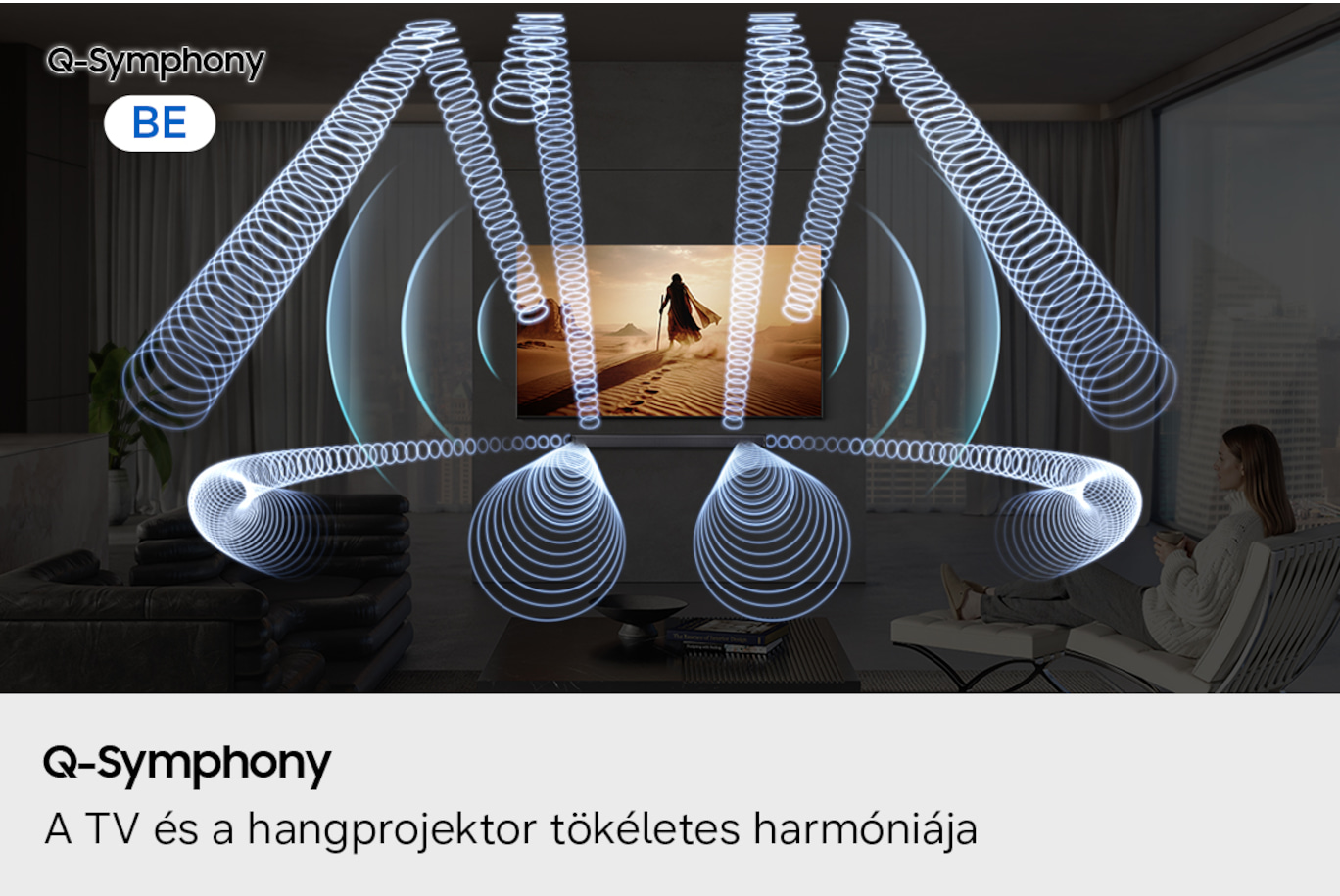 Egy nő ül egy nappaliban, ahogy hanghullámok sugároznak egy tévéből.