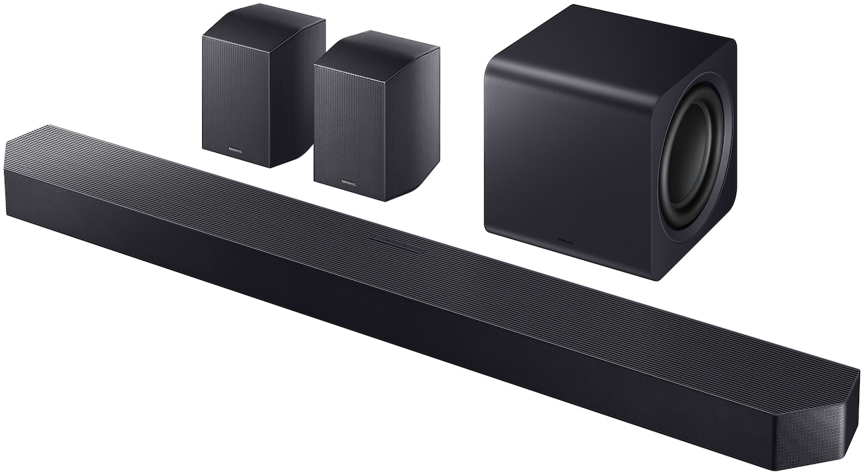 Fekete soundbar, két hangfal és mélynyomó fehér háttéren.