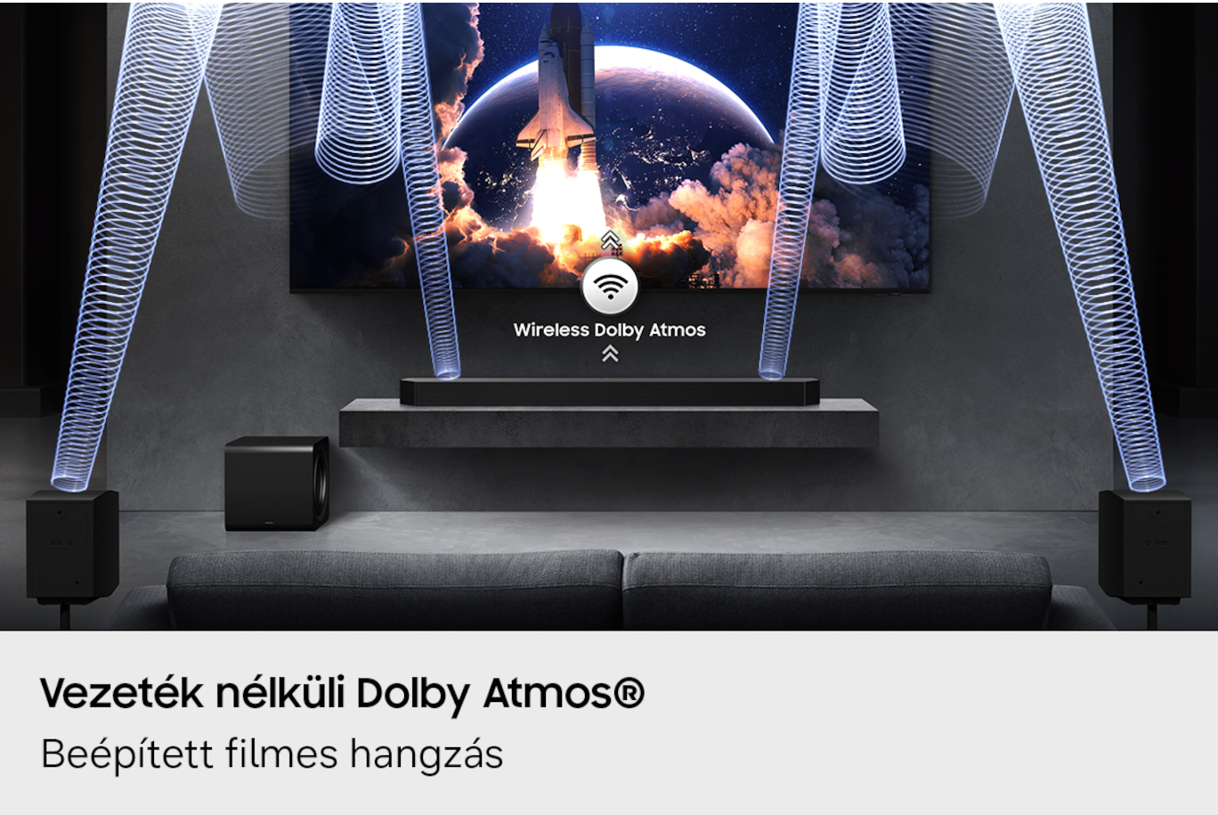 Hangrendszer mélynyomóval, soundbarral és hangszórókkal, rakétakilövést mutató TV előtt.