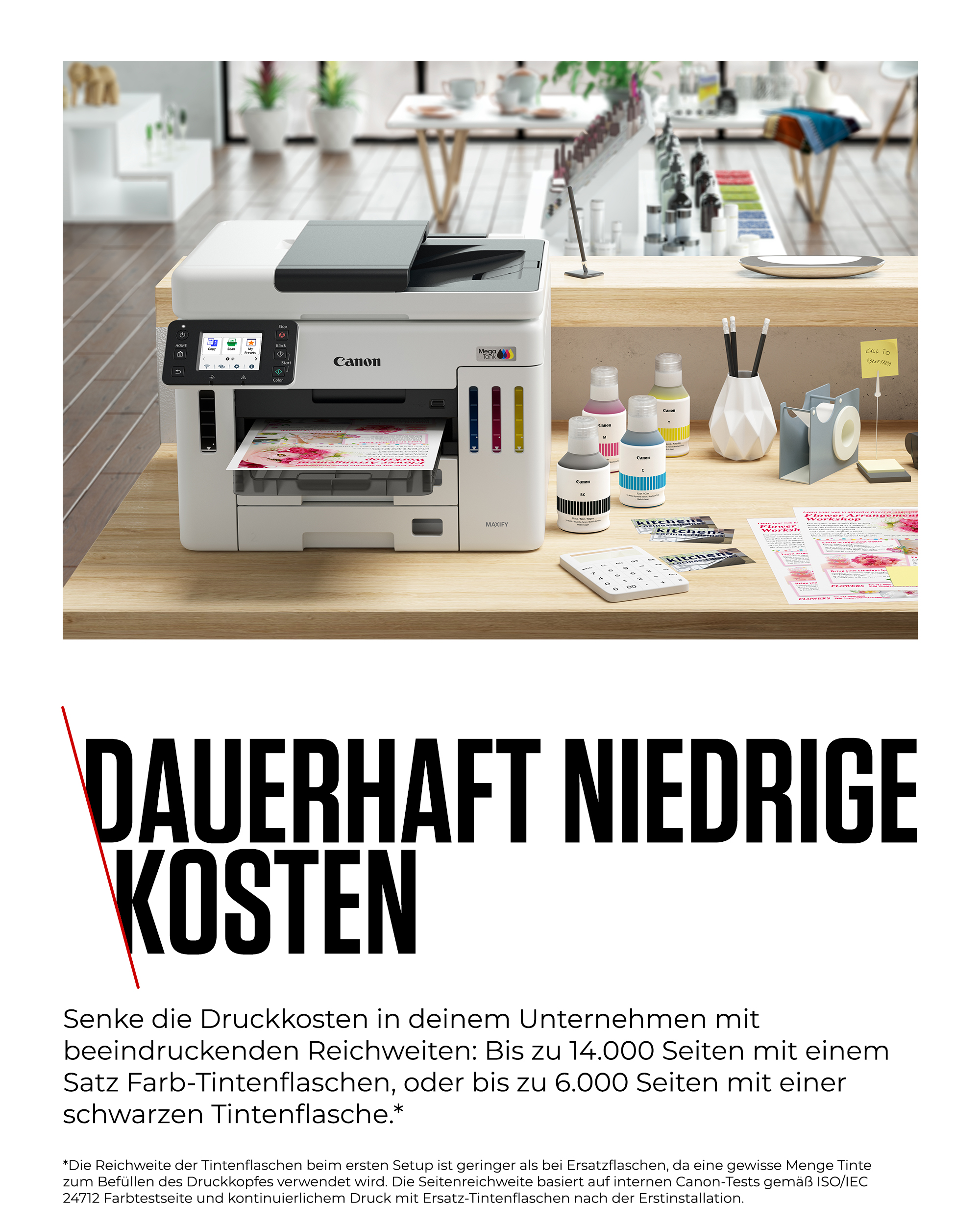 Canon Drucker mit Tintenflaschen und Zubehör auf einem Holztisch.