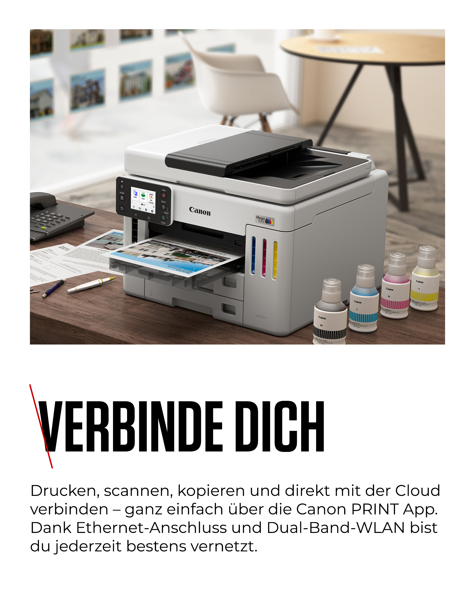 Ein Canon Mega Tank Drucker mit Tintenflaschen auf einem Holztisch.