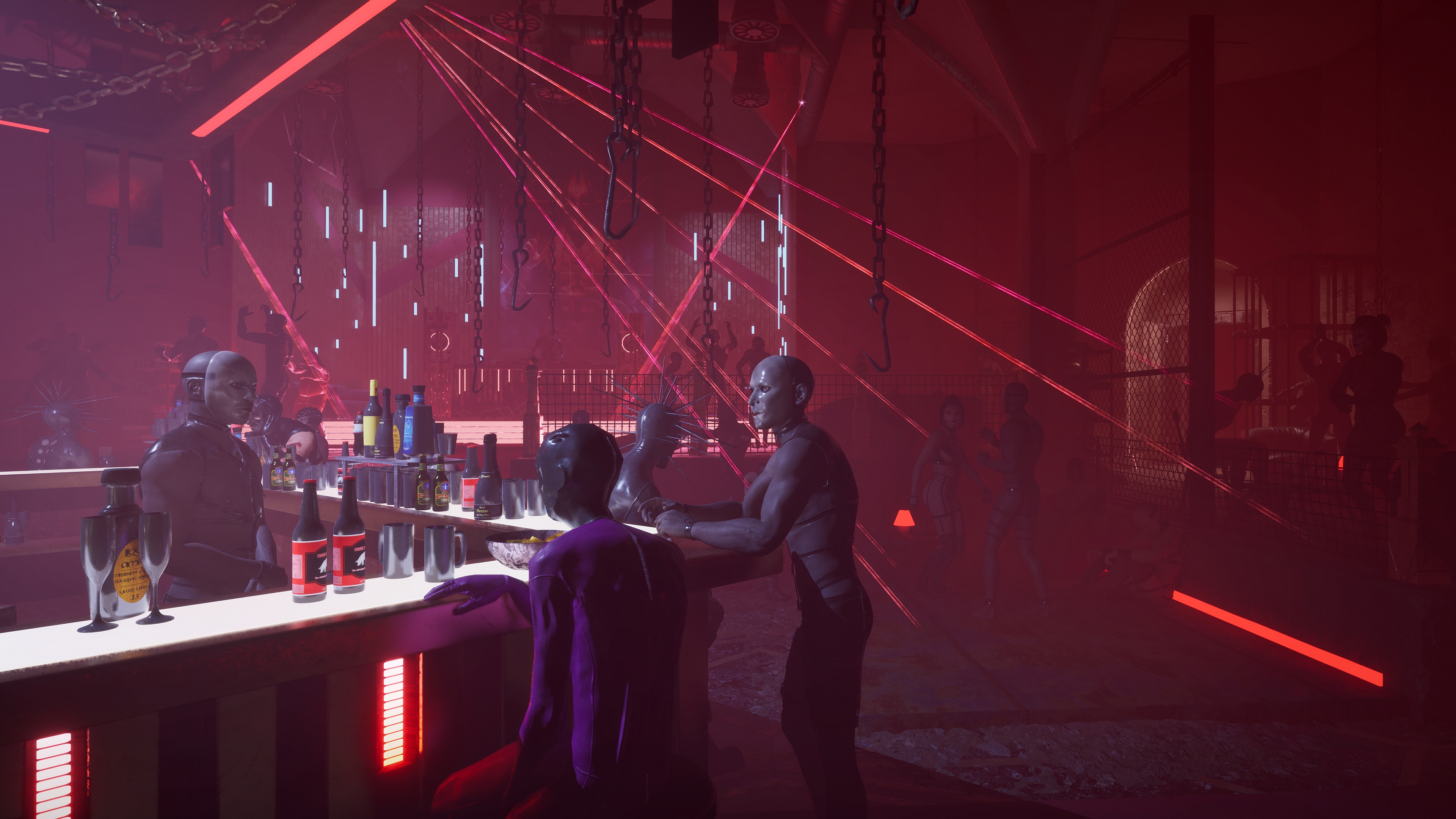 Persone in un bar con luci rosse e laser appesi al soffitto.