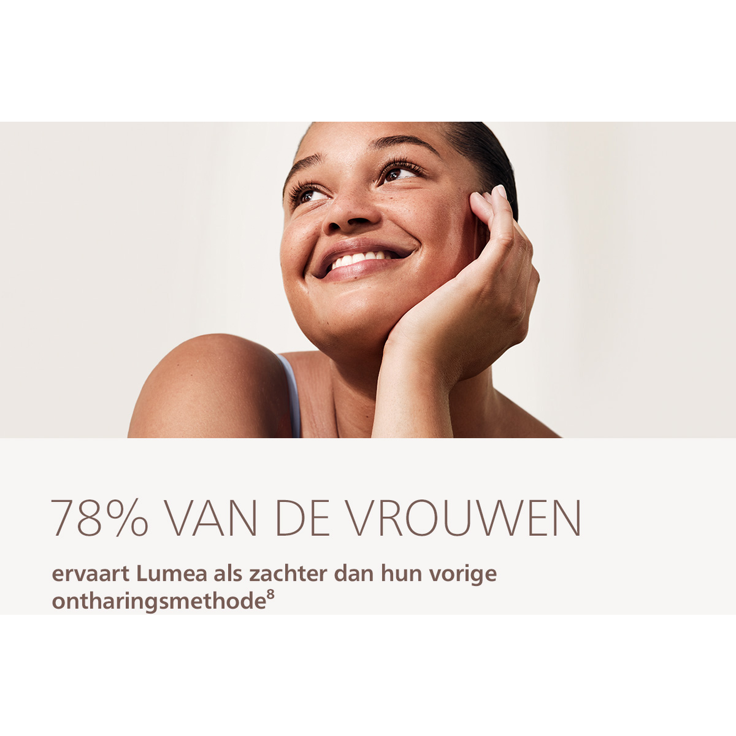 Une femme sourit, posant sa main sur sa joue. Texte : 78% des femmes.