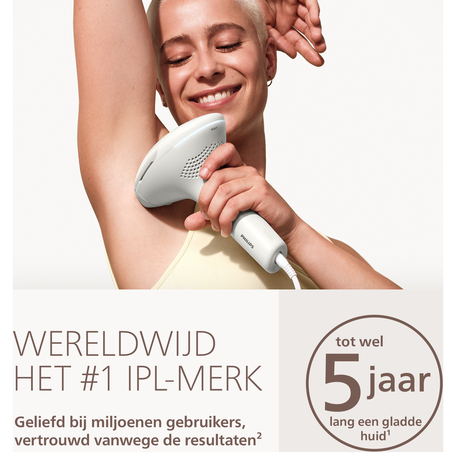 Een vrouw gebruikt een IPL-apparaat onder haar oksel. Tekst: "Wereldwijd het nr. 1 IPL-merk".