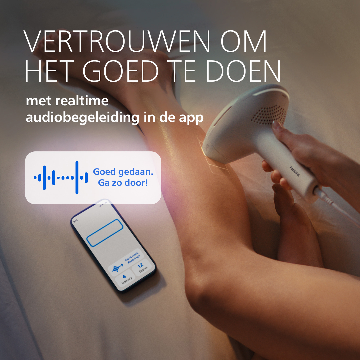 Een hand houdt een Philips IPL-apparaat op een been. Een app wordt getoond.