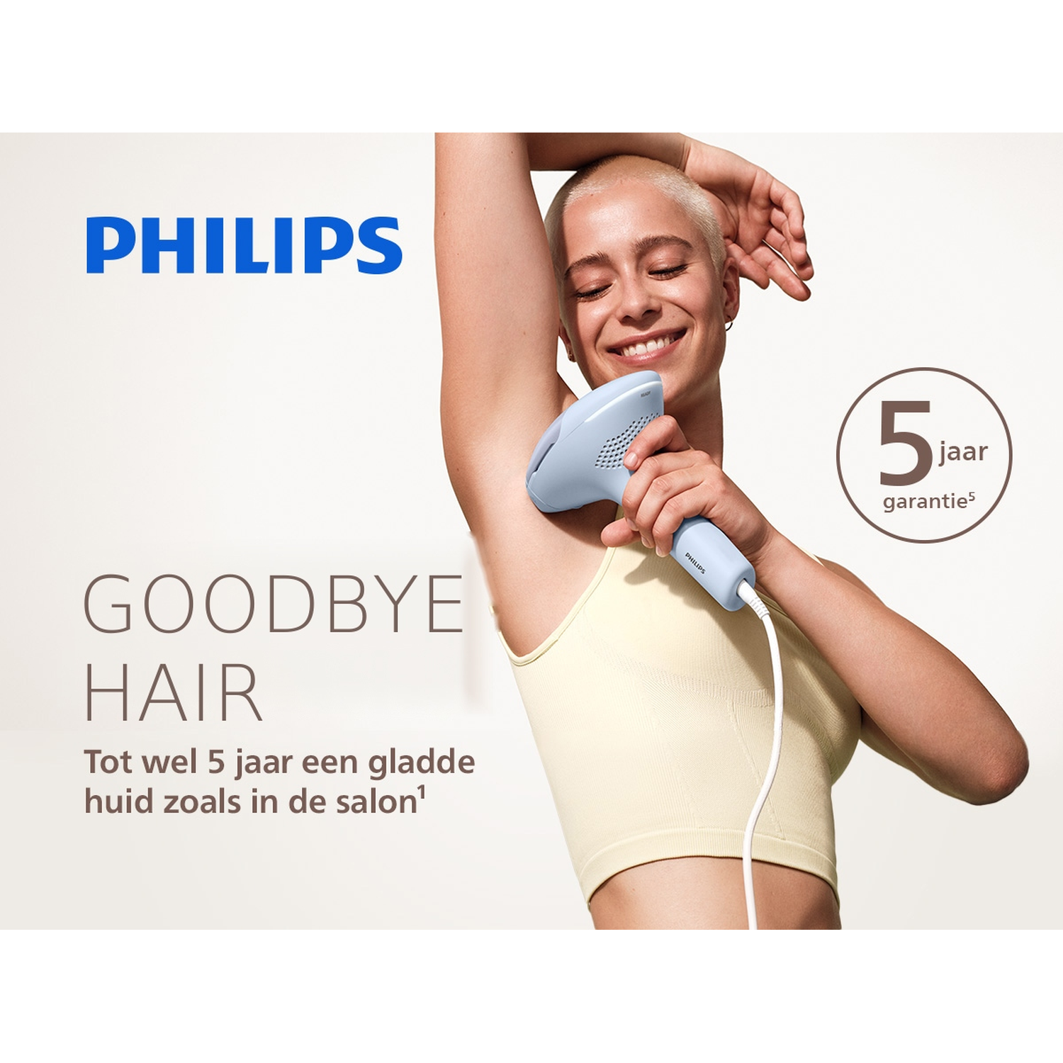 Femme aux cheveux courts tient appareil épilateur bleu clair sous l'aisselle. Logo Philips.