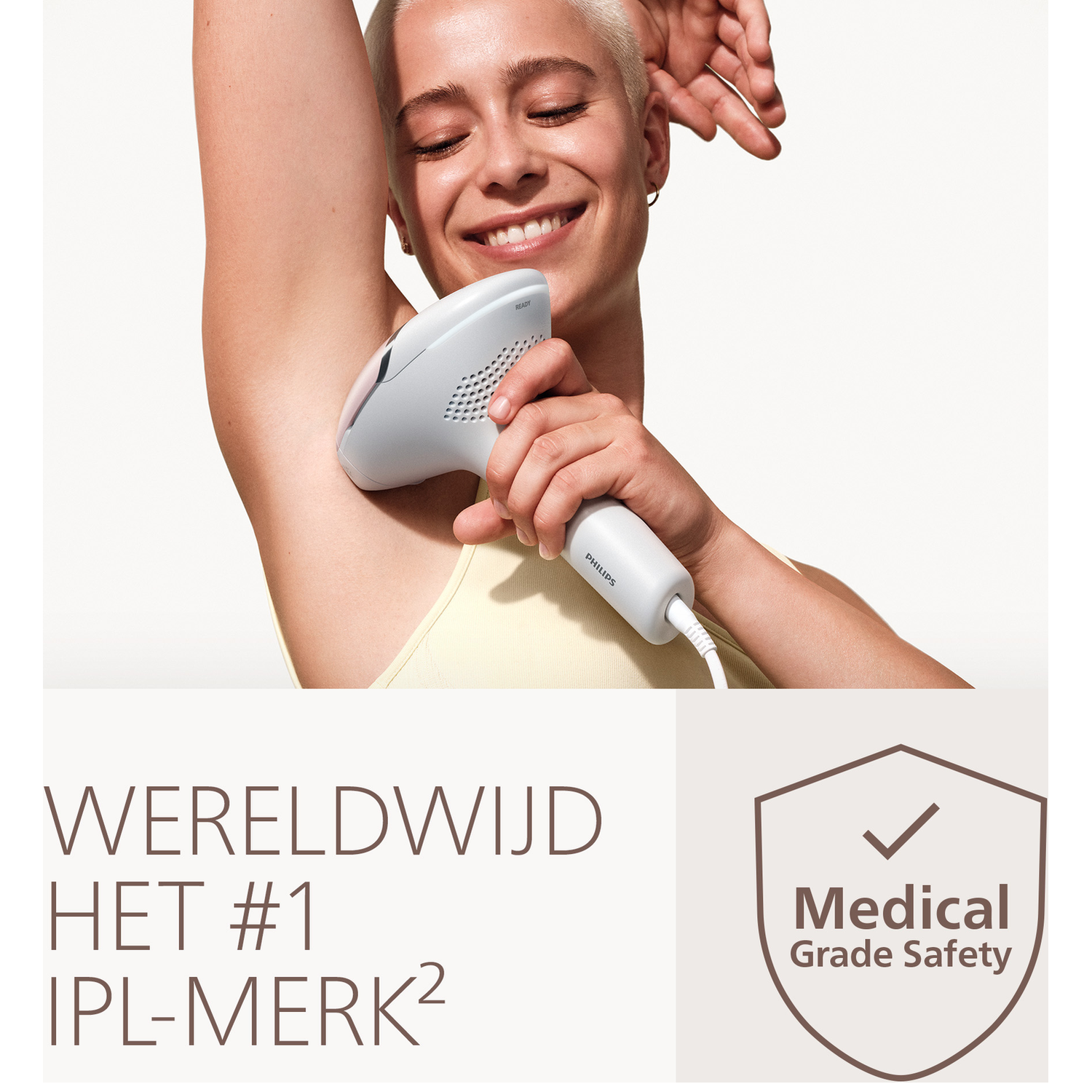 Femme aux cheveux courts utilise un appareil d'épilation IPL Philips.