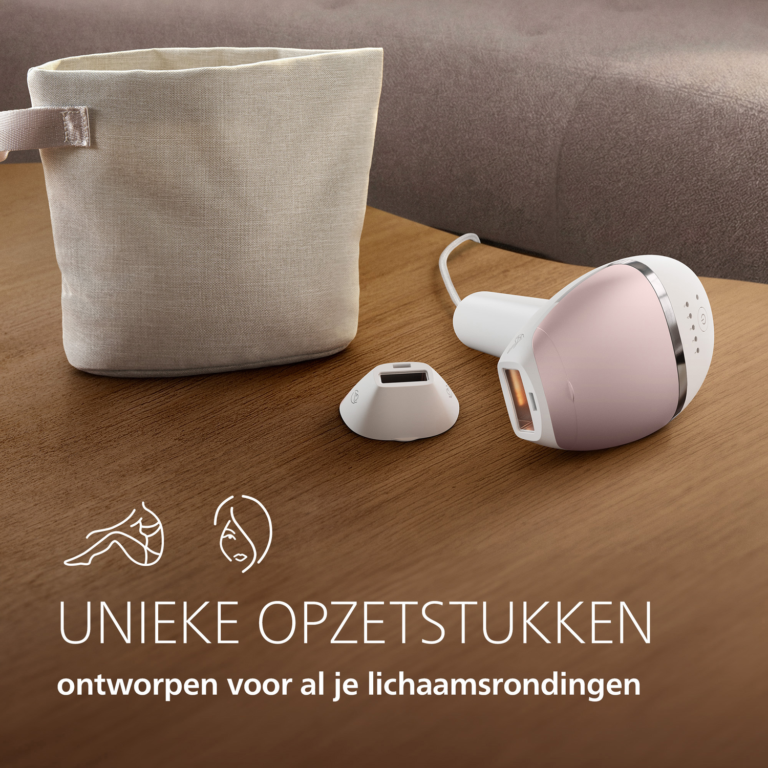 Un épilateur avec accessoires et un panier sur une table en bois.
