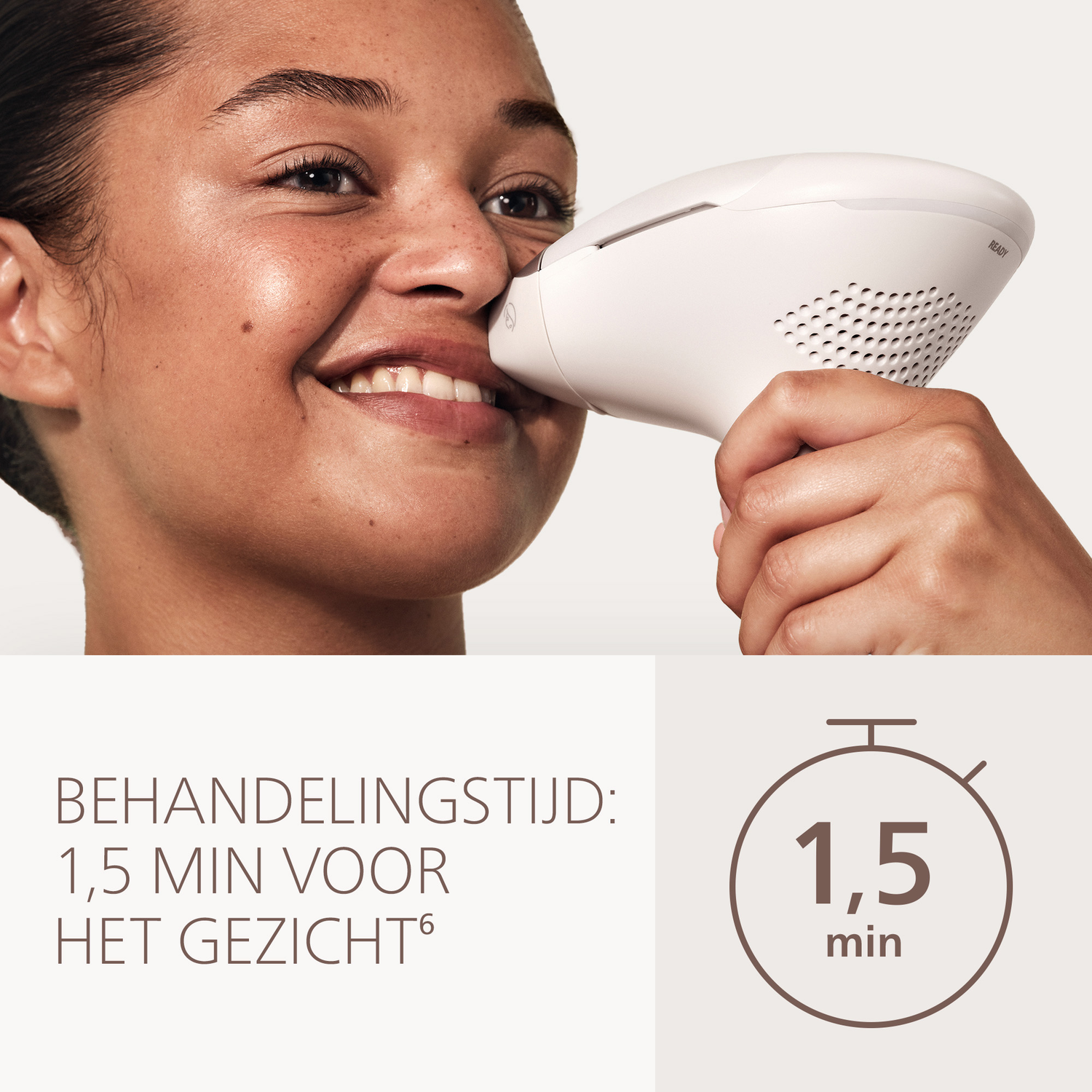 Vrouw glimlacht terwijl ze een wit apparaat op haar gezicht gebruikt. 1,5 min.