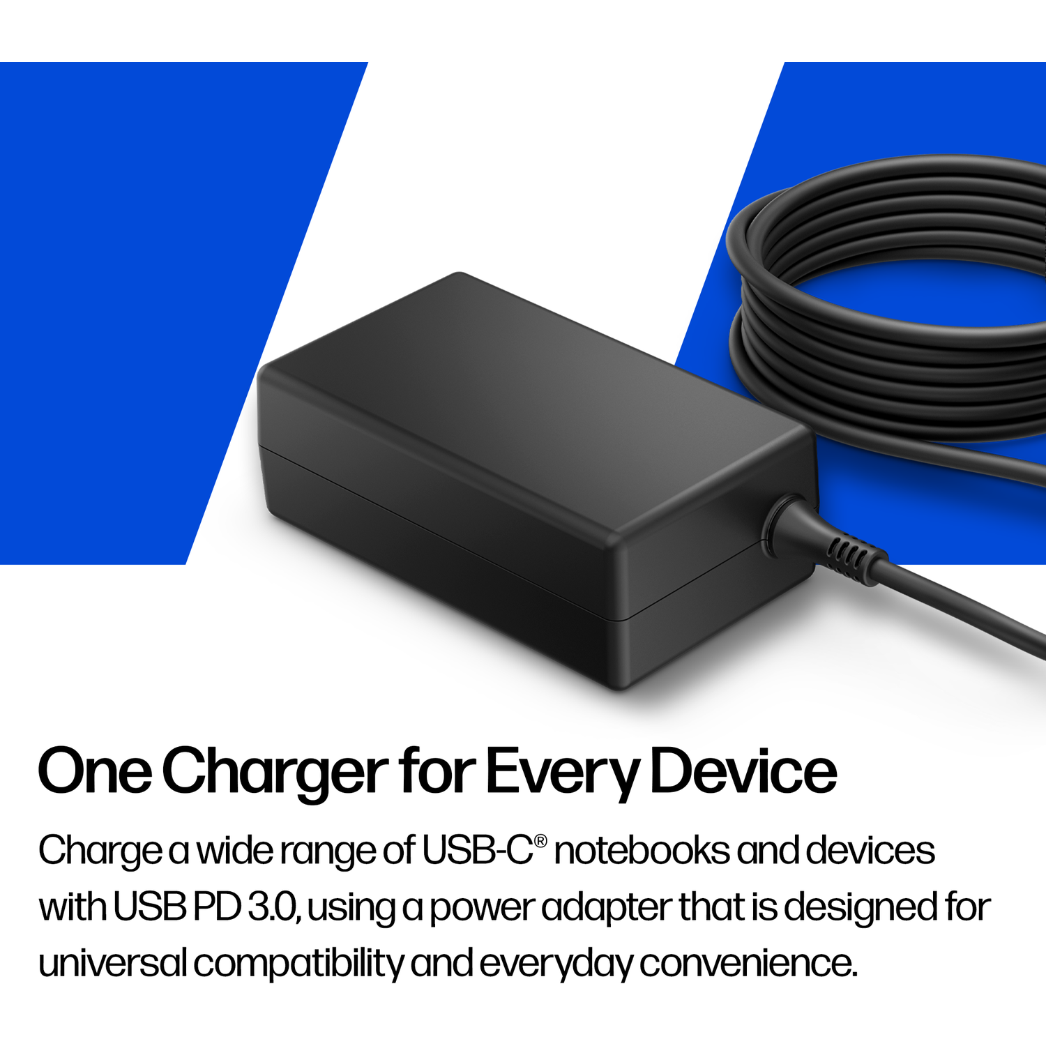 Adaptateur secteur USB-C noir avec câble enroulé sur fond bleu et blanc.