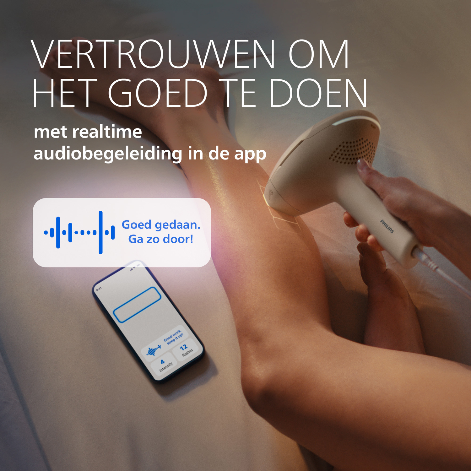 Une main tient un appareil d'épilation Philips sur une jambe, avec une application à proximité.