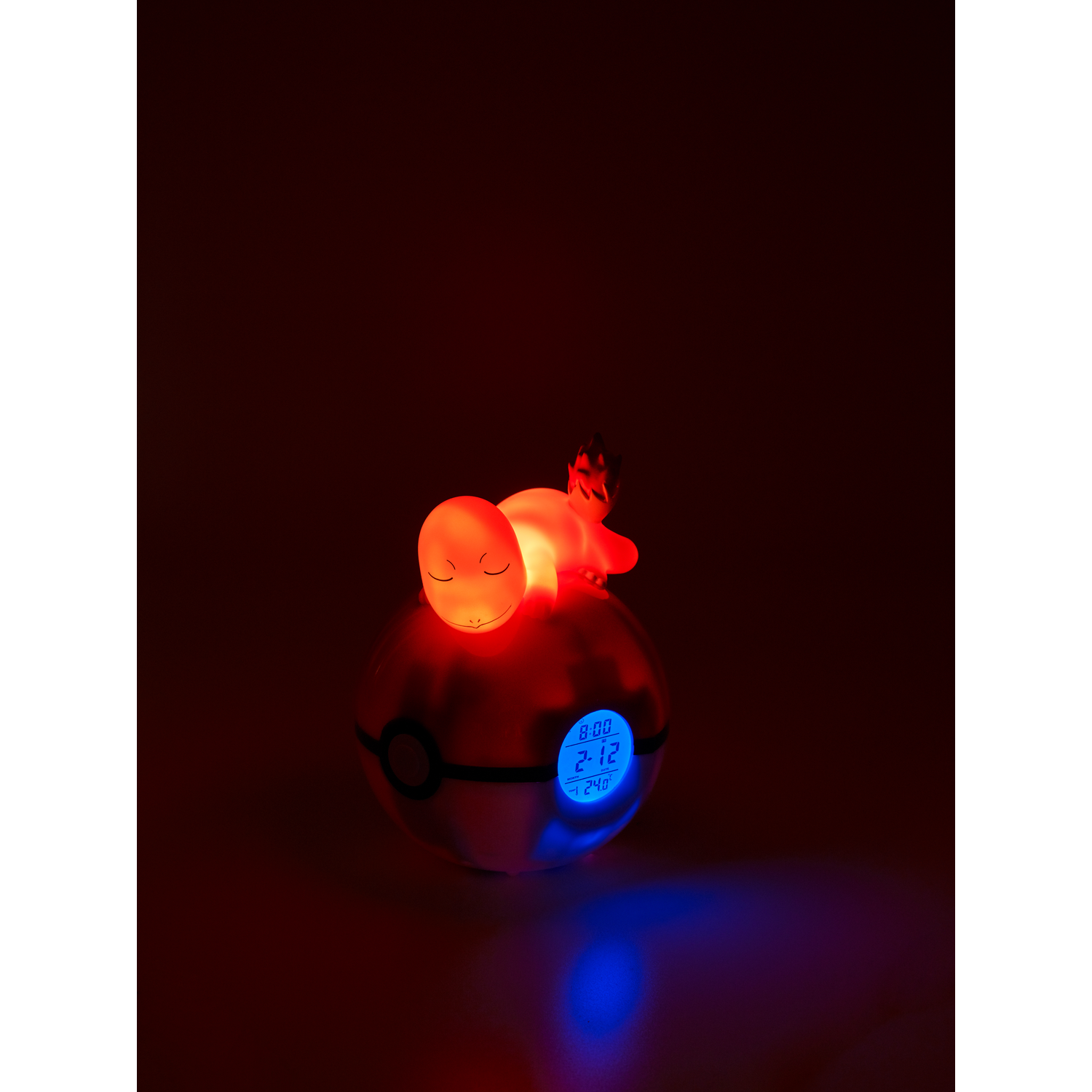 Een gloeiende Pokémon bal met een Charmander nachtlampje erop.