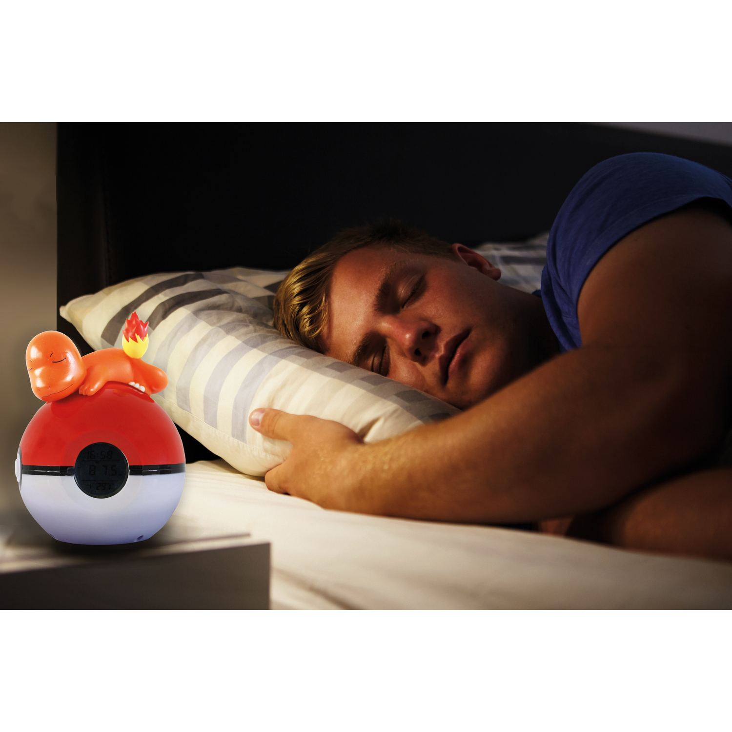 Een man slaapt in bed naast een wekker met Pokémon-thema.
