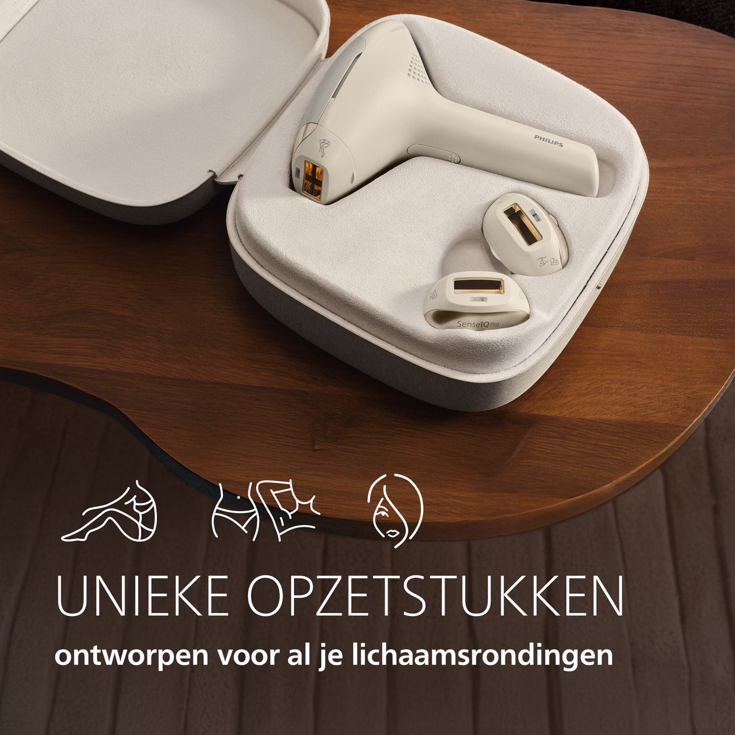 Un appareil d'épilation IPL Philips avec accessoires dans un étui ouvert.
