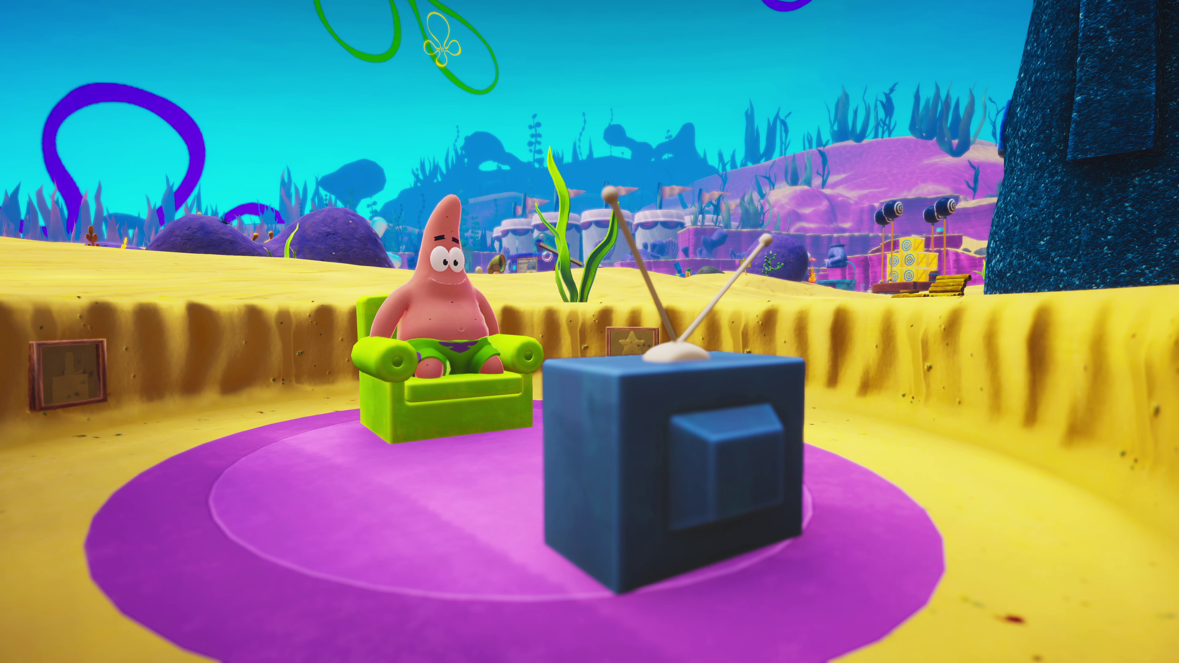 Patrick se sienta en un sillón frente a un televisor en un paisaje submarino.