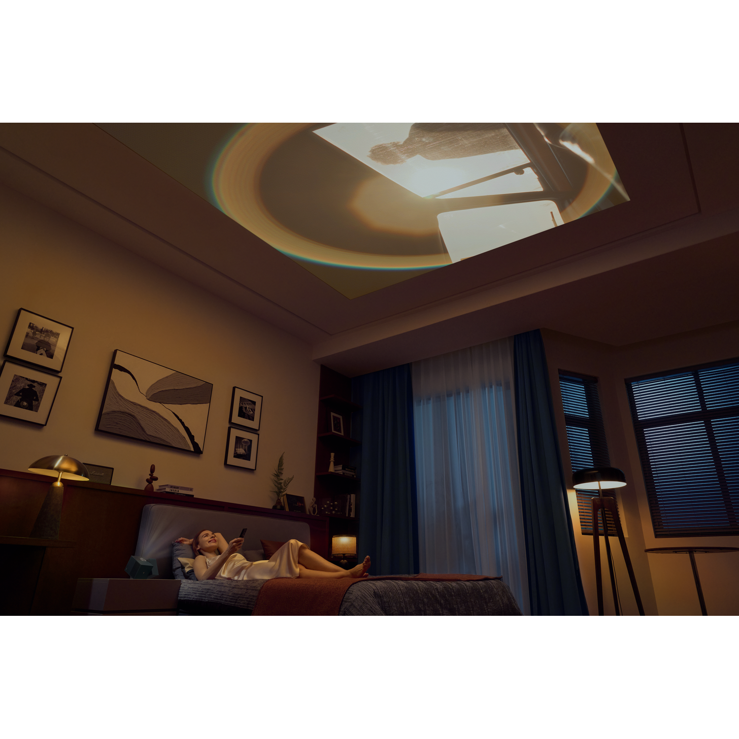 Femme se relaxant au lit regardant une projection au plafond.