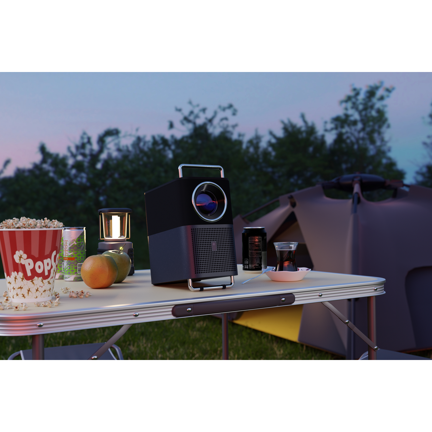 Un projecteur sur une table de camping avec du pop-corn, des boissons et une tente en arrière-plan.