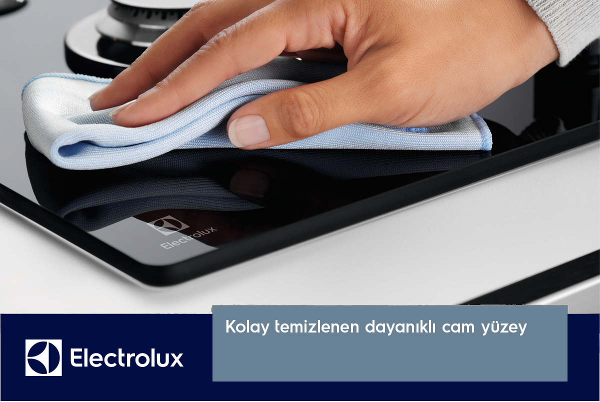 Bir el mavi bezle siyah cam yüzeyi siliyor.