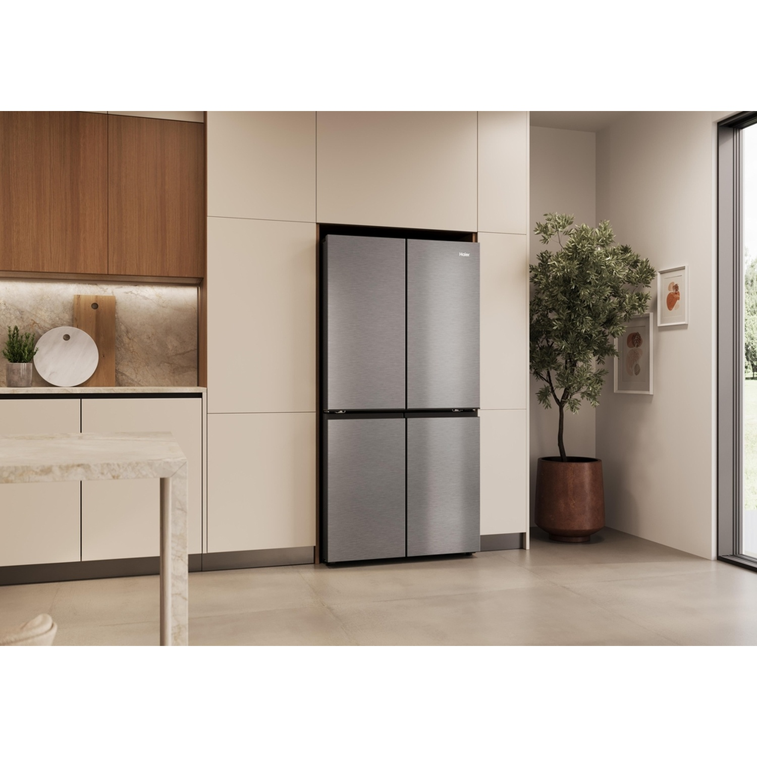 Een zilveren koelkast in een moderne keuken met houten accenten en planten.