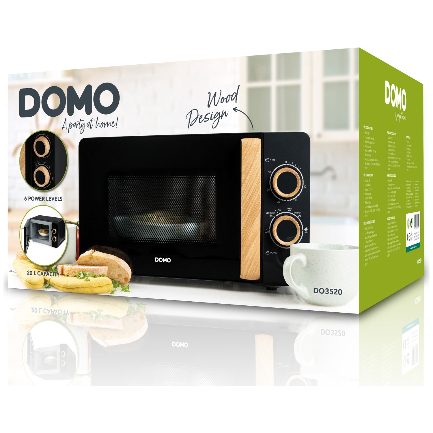 Micro-ondes noir avec accents en bois, à côté de tranches de pain et d'une tasse.