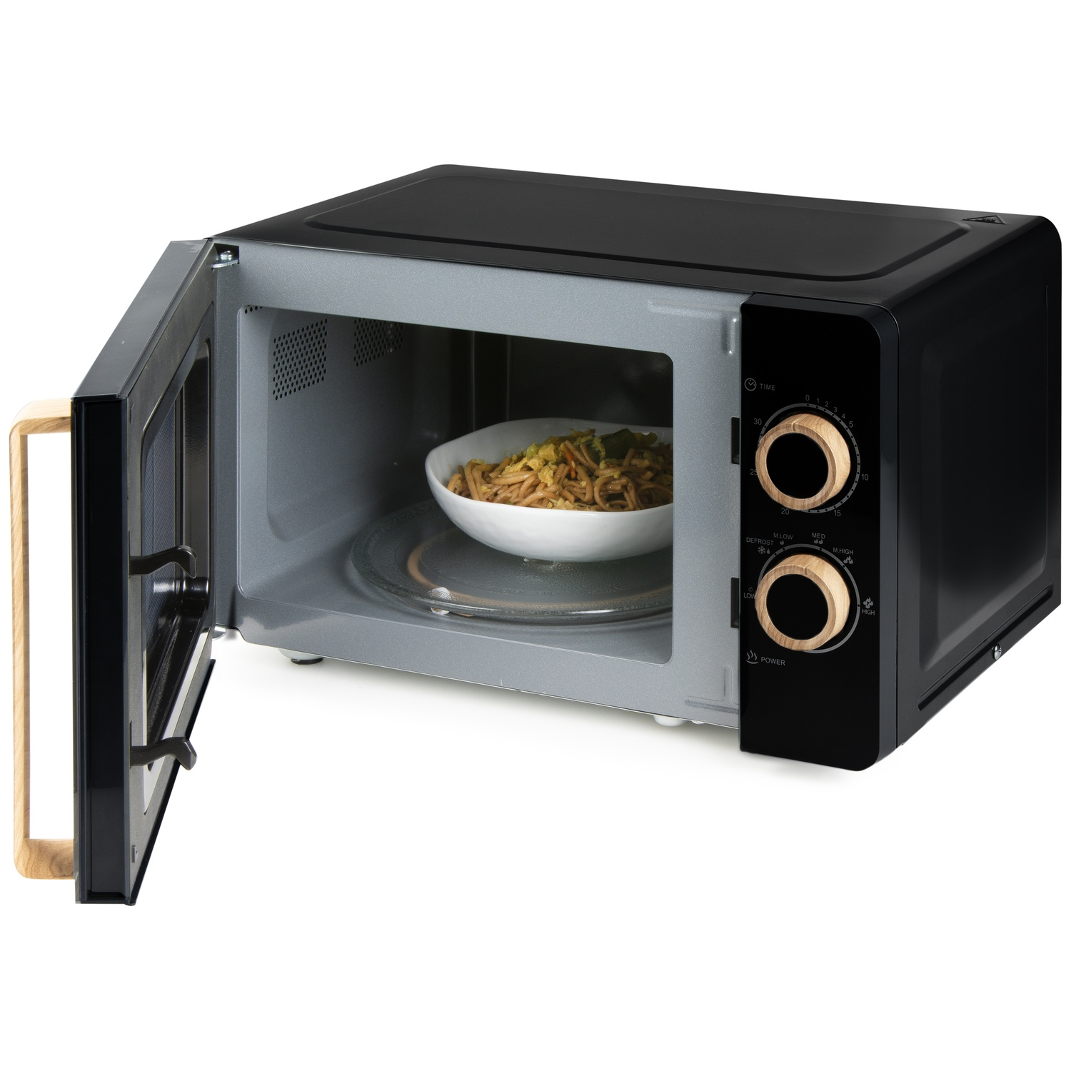 Un micro-ondes noir, porte ouverte, contenant des nouilles.