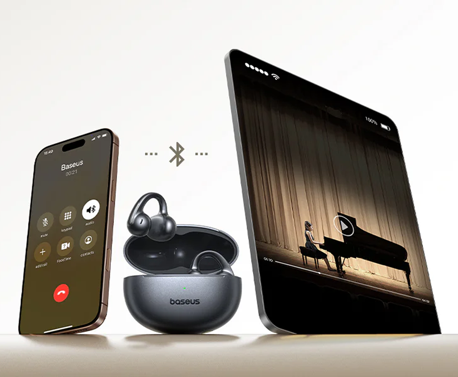 Un teléfono con pantalla de llamada, audífonos inalámbricos y una tablet con actuación de piano.