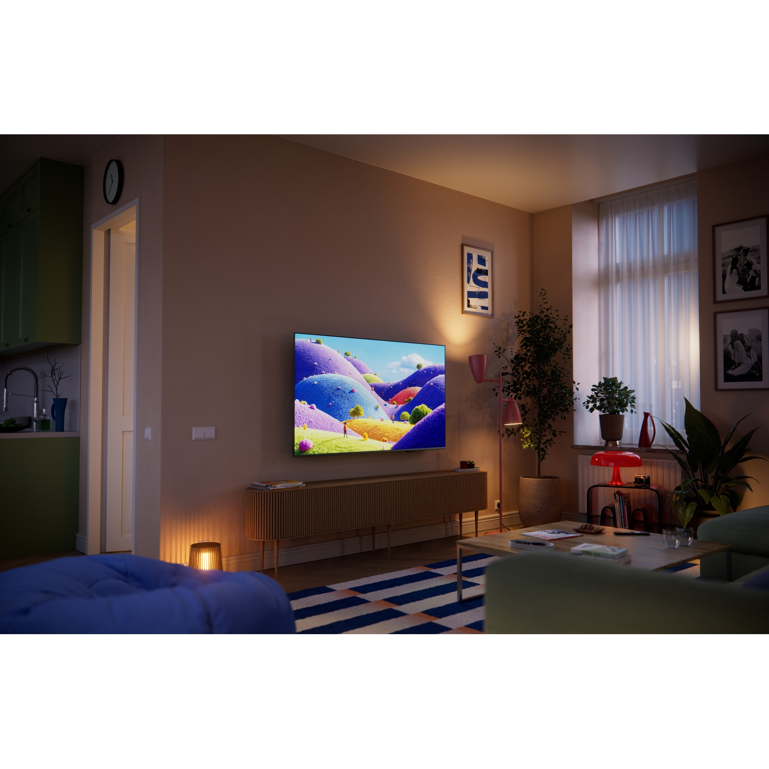 Een woonkamer met een tv die een kleurrijk beeld toont en een bank.