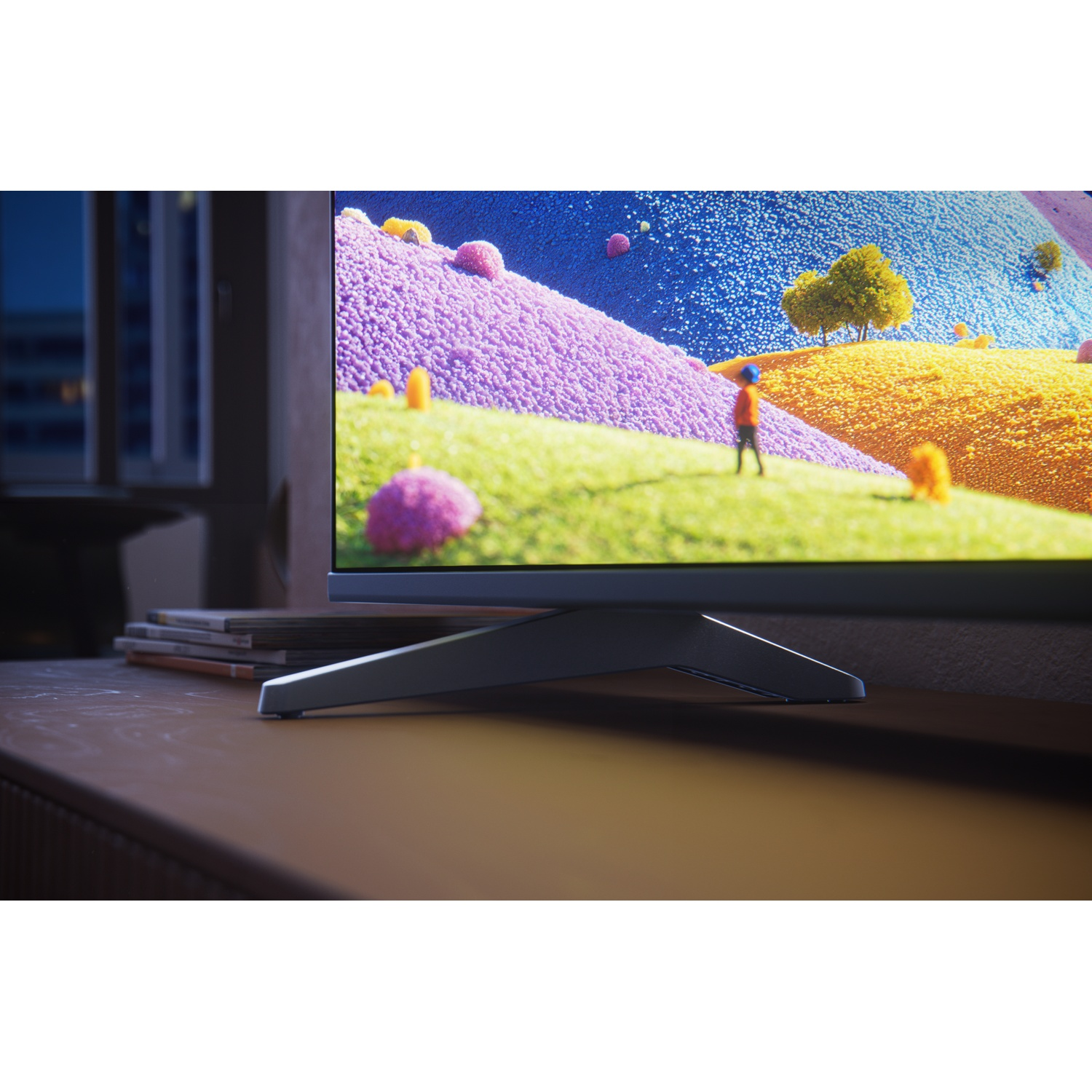 Een tv-scherm toont een kleurrijk fantasielandschap met paarse en gele heuvels.
