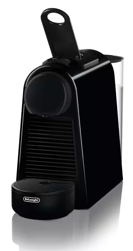 Czarna maszyna do kawy ze zbiornikiem na wodę i tacką ociekową. Logo DeLonghi.