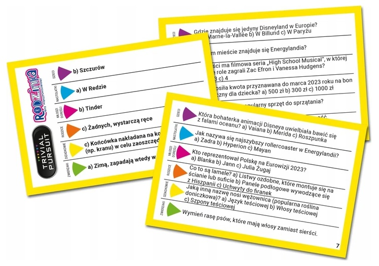 Trzy żółte karty quizowe Trivial Pursuit z pytaniami i kolorowymi znacznikami.
