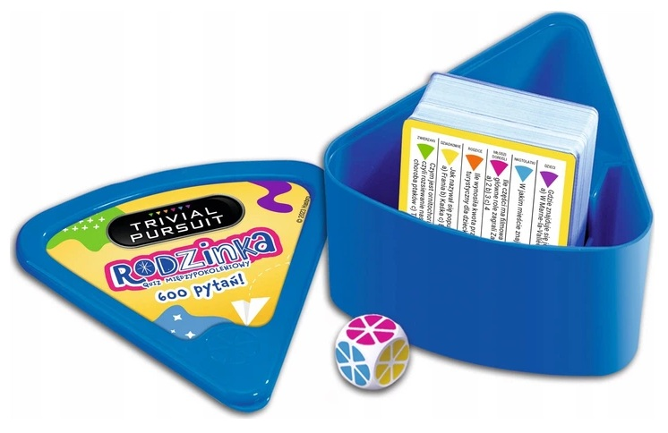 Rodzinna gra quizowa Trivial Pursuit z niebieskim trójkątnym pudełkiem, kartami i kostką.